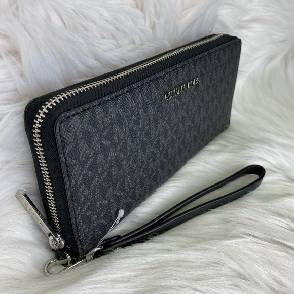 Michael Kors Large Continental Wristlet / Wallet - Picture 2 of 8